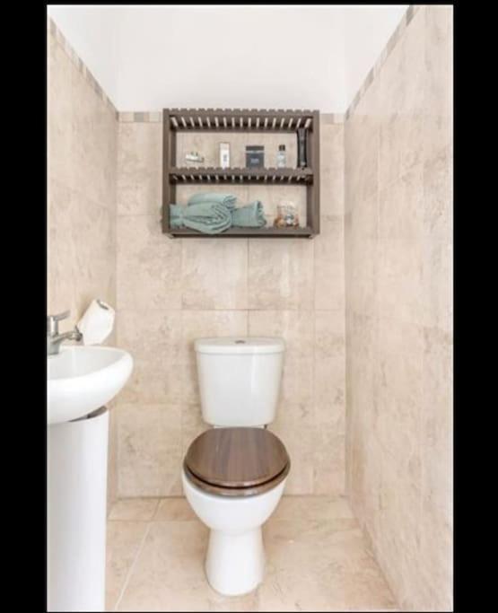 Spacious 2-bedroom Property, Minutes From City. Appartement