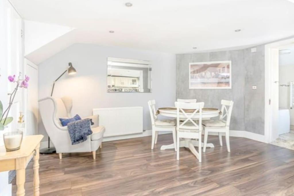 Appartement Spacious 2-bedroom Property, Minutes From City. *
